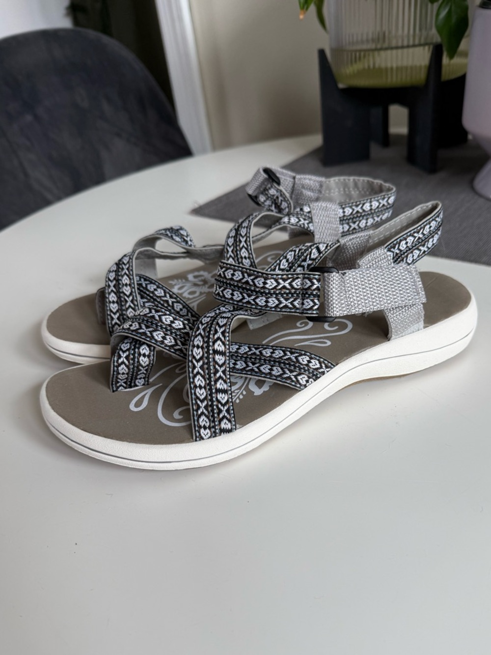easy street Black and white Patterned Strap Sandals
